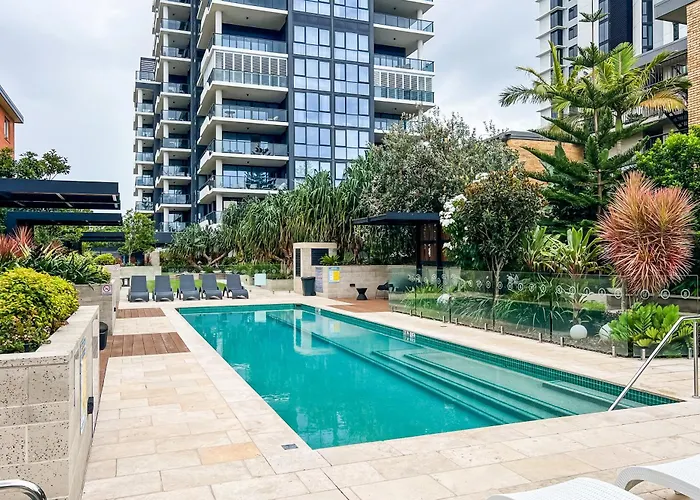 Beach Front Luxury With Two Carparks, Pool, Gym