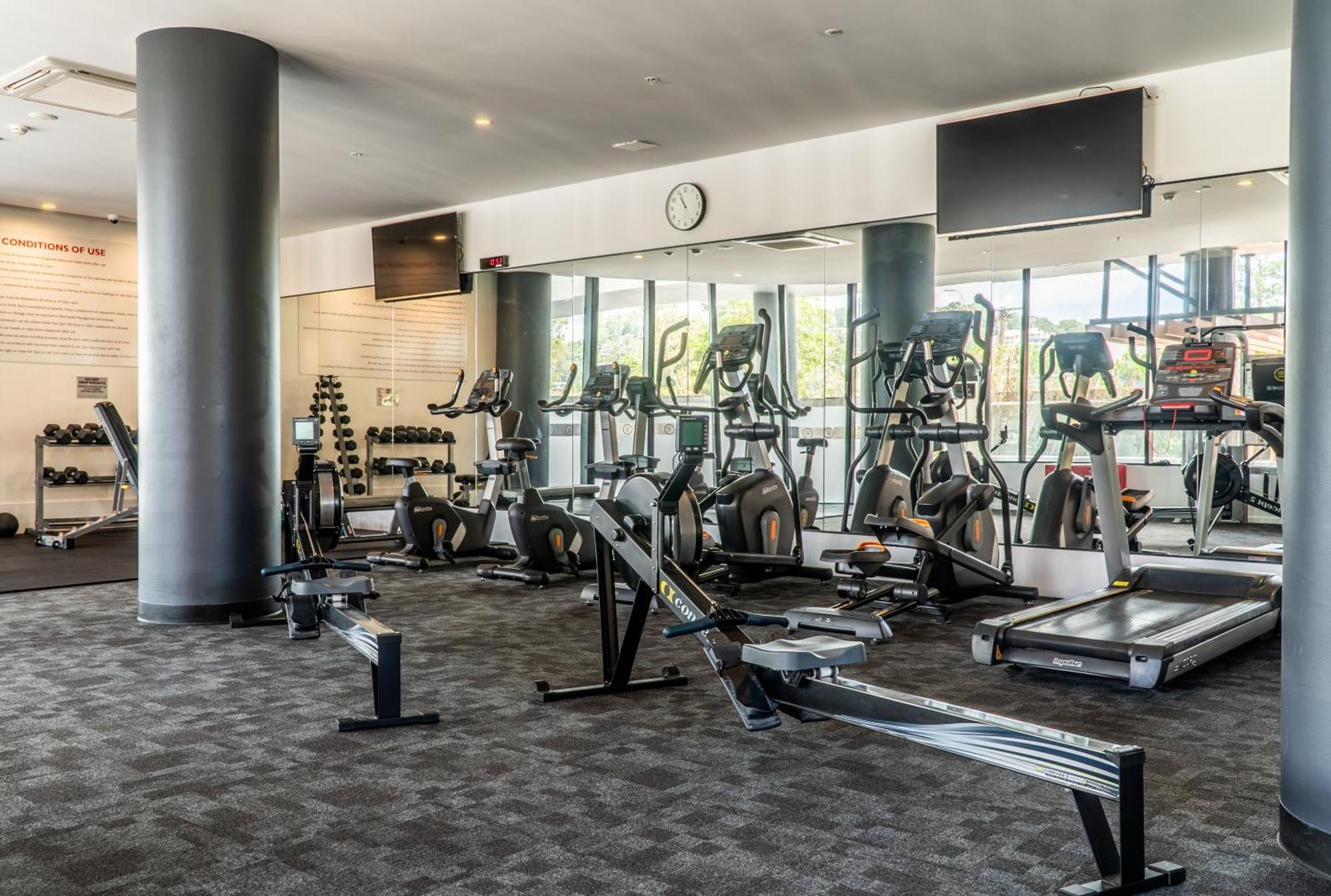 Front Luxury With Two Carparks, Pool, Gym Apartment