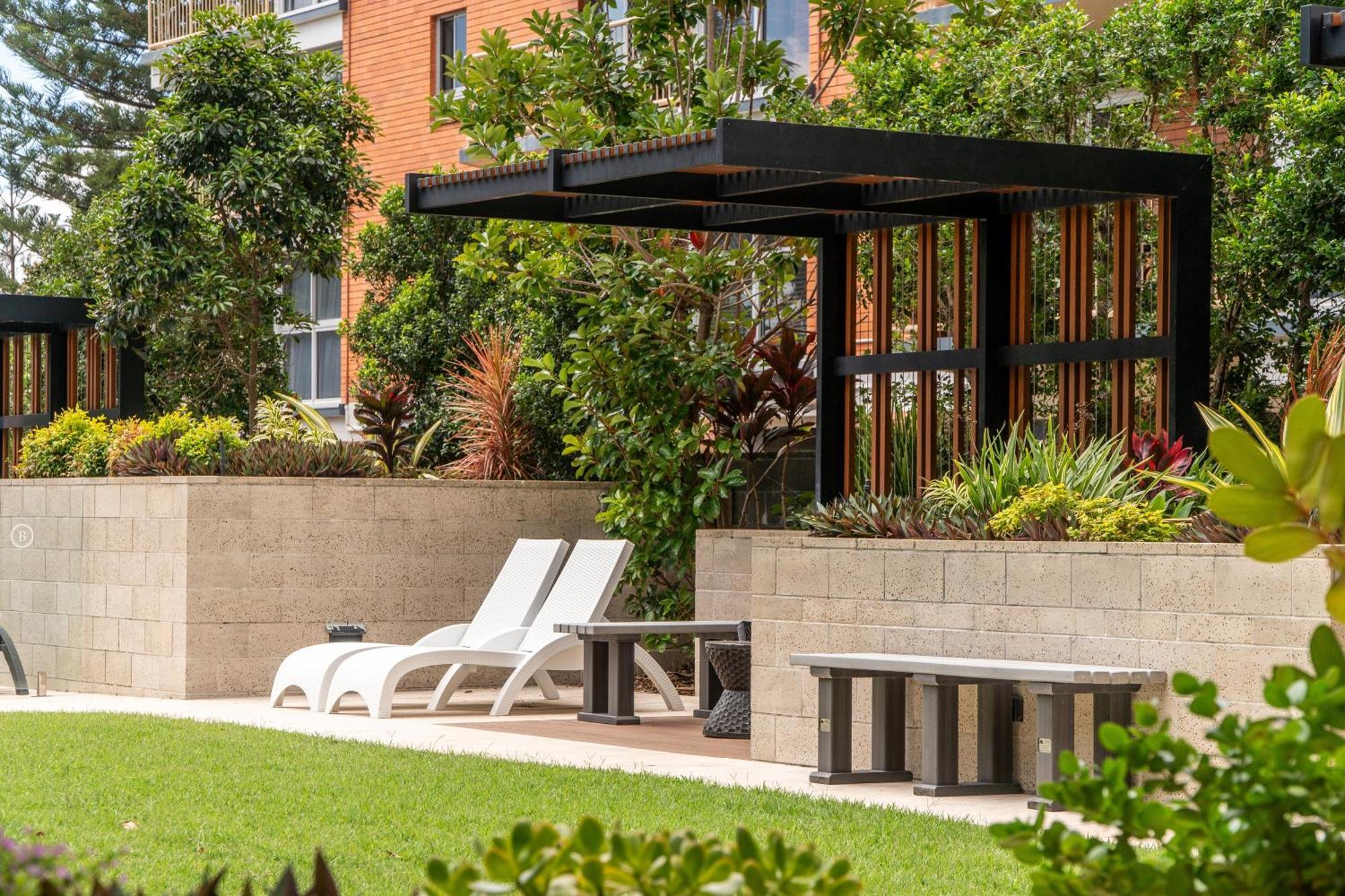 Front Luxury With Two Carparks, Pool, Gym * Gold Coast
