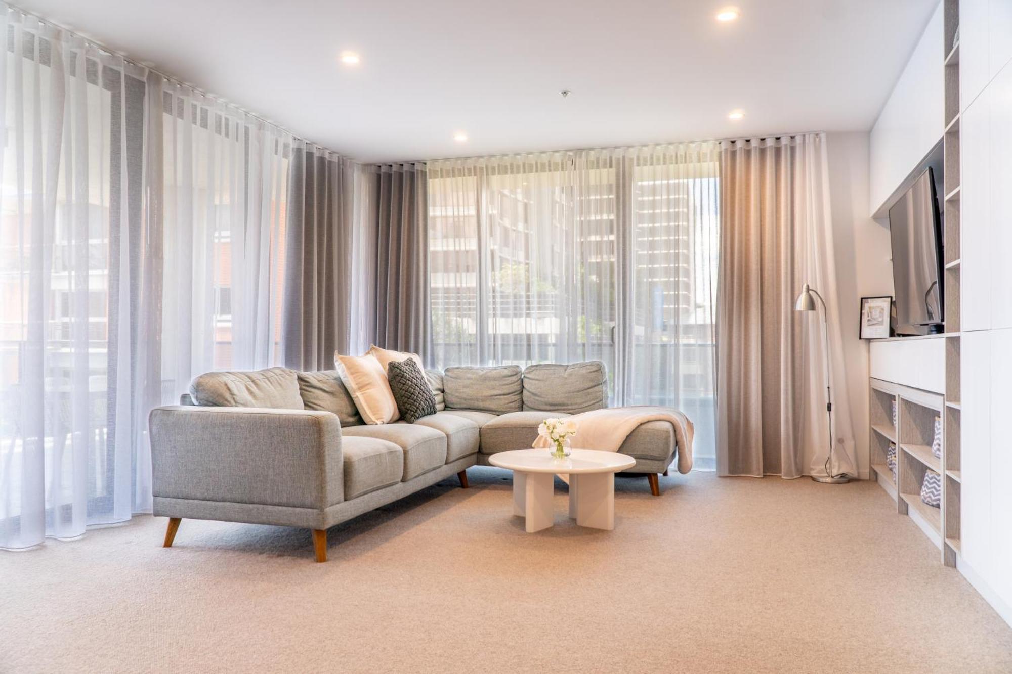 Apartment Front Luxury With Two Carparks, Pool, Gym *