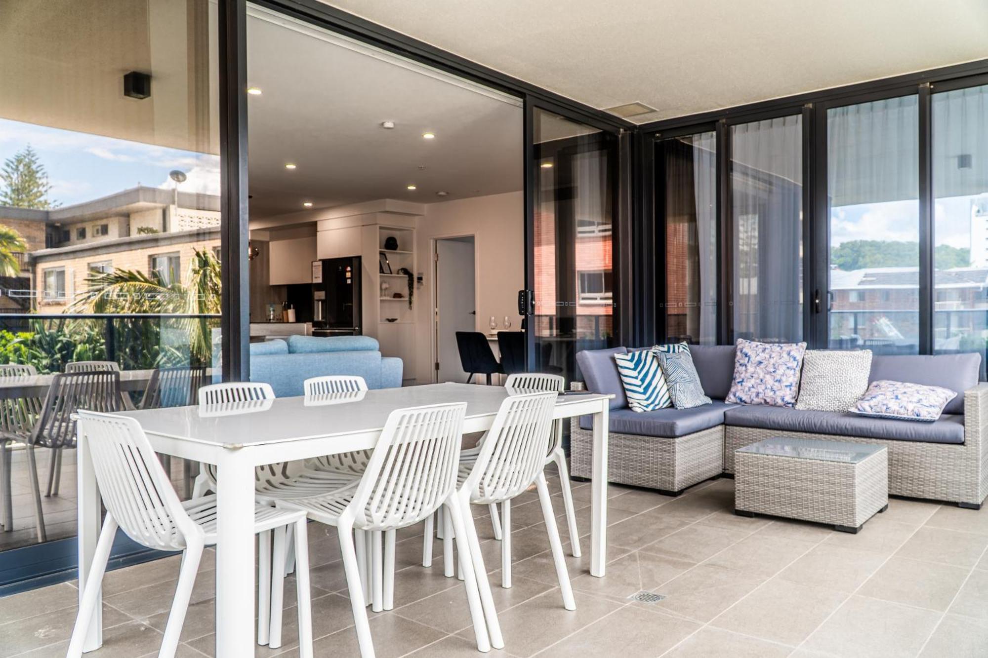 Front Luxury With Two Carparks, Pool, Gym Apartment Gold Coast