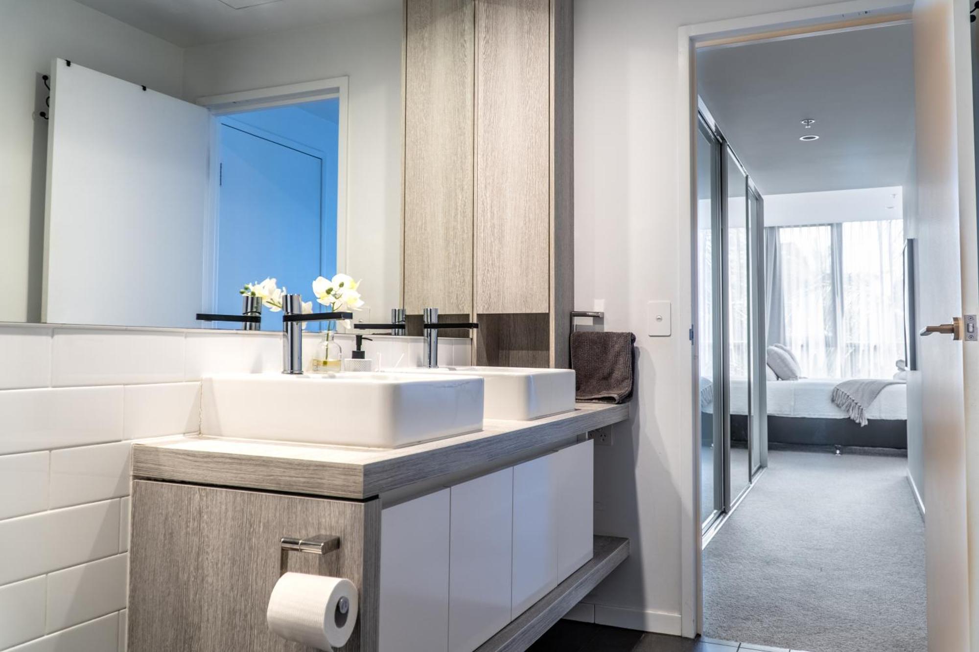 Front Luxury With Two Carparks, Pool, Gym Apartment *