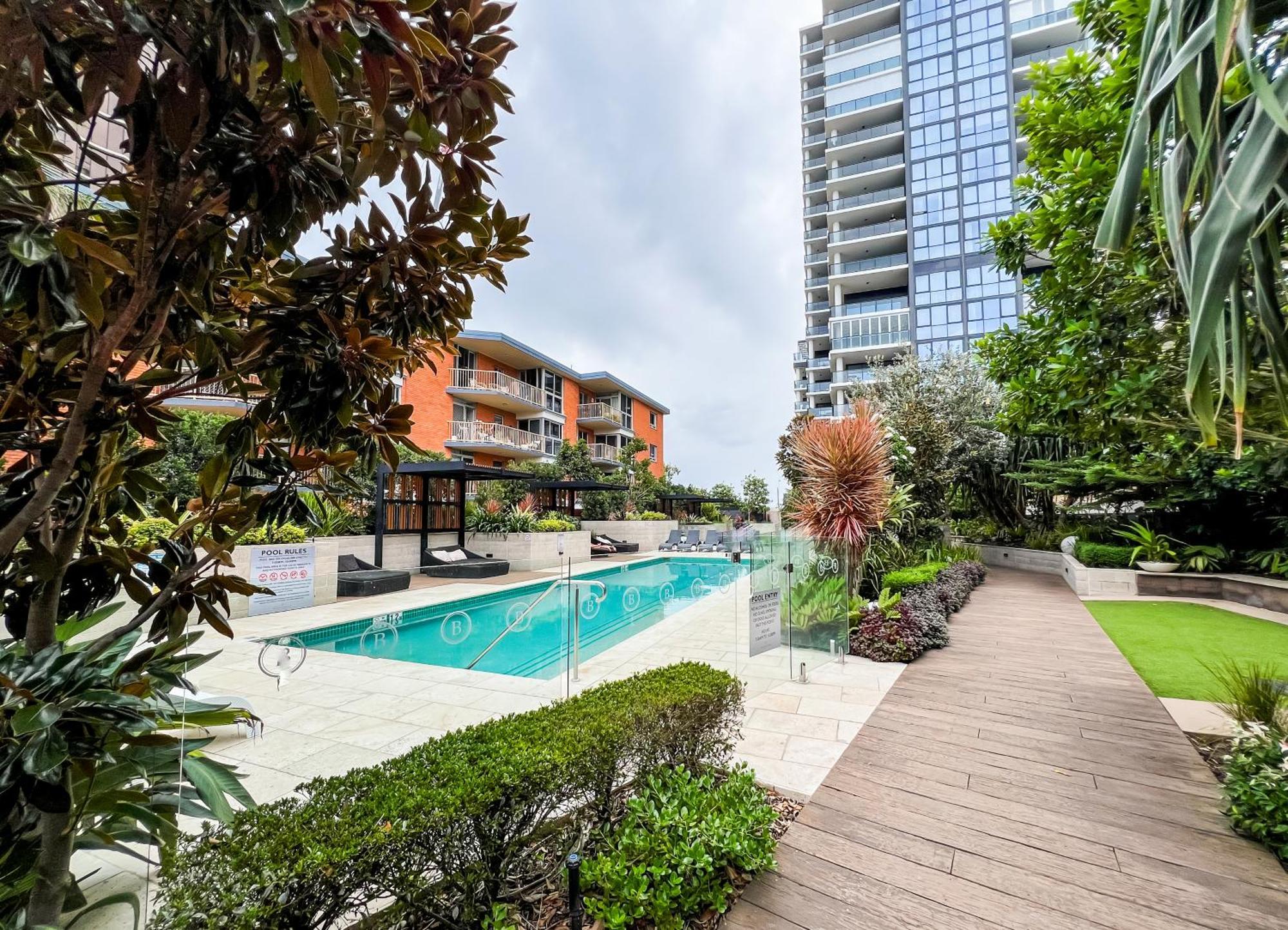 Apartment Front Luxury With Two Carparks, Pool, Gym *