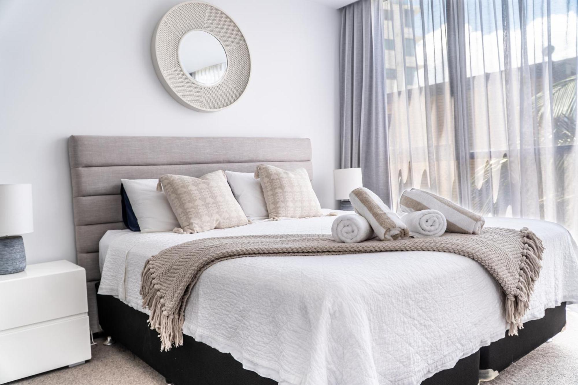 Front Luxury With Two Carparks, Pool, Gym Apartment Gold Coast