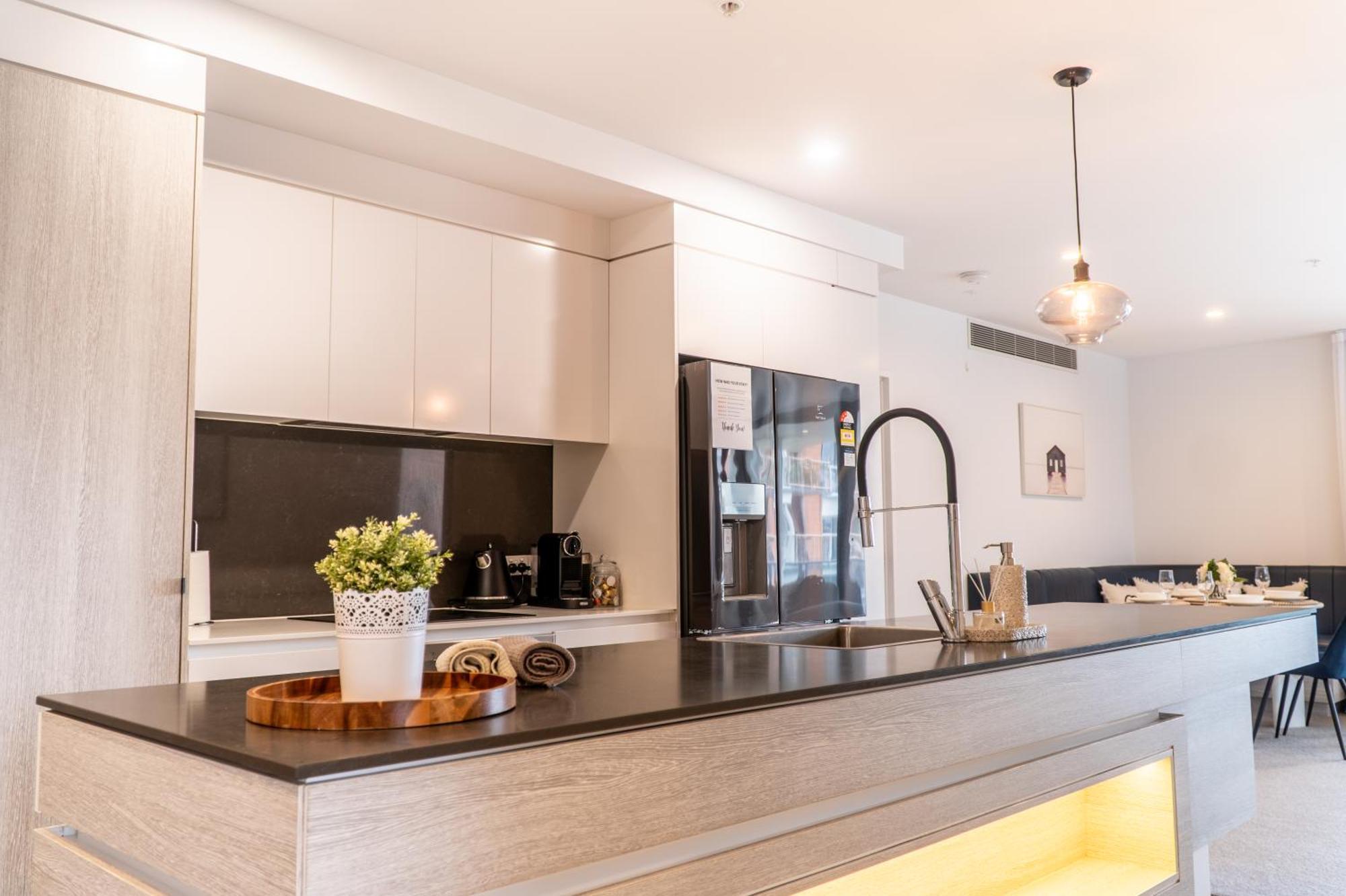 Apartment Front Luxury With Two Carparks, Pool, Gym